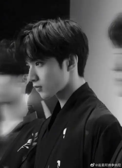 刘耀文海边侧颜