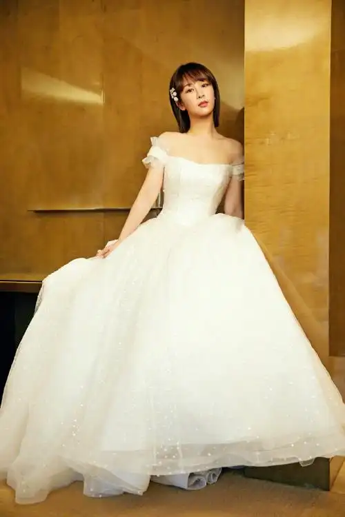 1231杨紫身穿一字肩利润亮相跨年晚会白色纱裙仙气十足甜美优雅