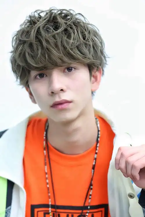 男生亚麻色染发图片效果 夏天暗黄色染色发型(3)