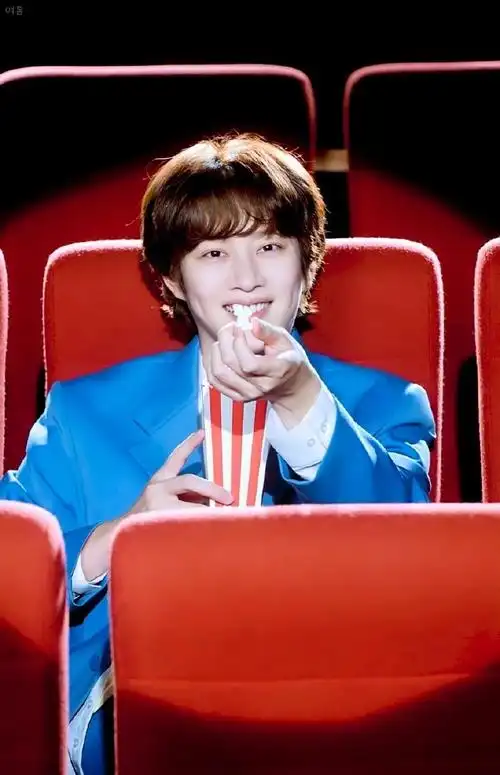 金希澈超话90#金希澈宇宙大明星#【饭修】211101希澈饭修更新cr:p1