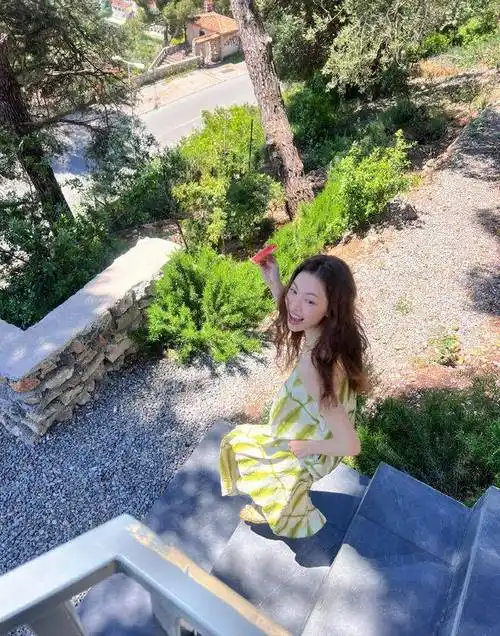 钟楚曦夏日吊带裙惊艳亮相,这西瓜味儿的甜度超标了吧?