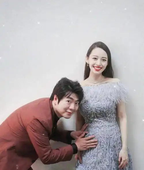 有人全身肿有人美如初 看张雨绮,蕾哈娜,姚晨……孕肚靓照_女明星