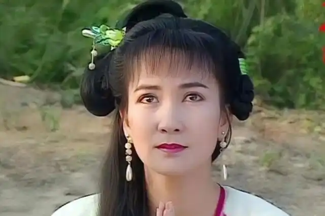 我们讲述的小青扮演者陈美琪就因为年轻美貌,被一个名叫马清伟的富商