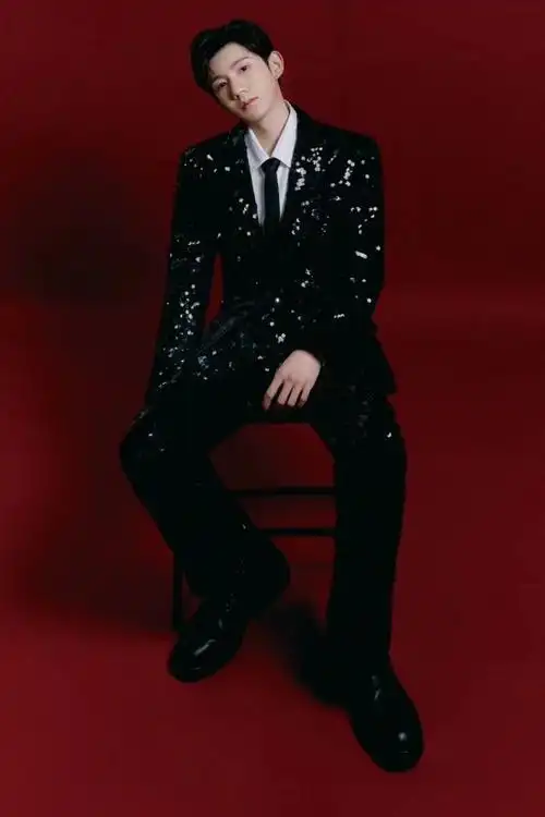 王源穿黑色系衣服感觉就是不一样