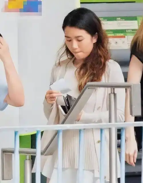 黎明罕见携妻女露面,小21岁助理老婆长相普通但气质清纯