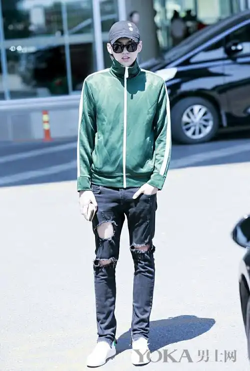 除了鹿晗,吴亦凡,李易峰,陈伟霆等男星也是特别爱穿破洞牛仔裤的.