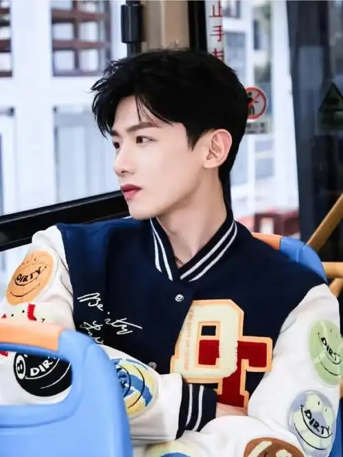 白敬亭宋轶恋情曝光难怪粉丝说他最近穿搭好似开屏