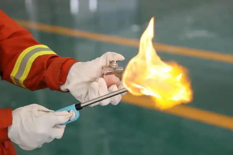 现场用打火机点烟竟引燃了脸上的化妆品实验证明