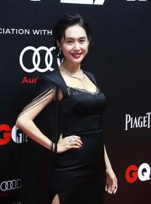 朱茵穿黑色礼服走红毯身材娇小却凹凸有致49岁生图光彩动人