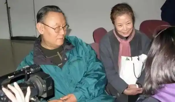 吕中:与丈夫是小学同学,生一儿一女,如今儿子是大导演