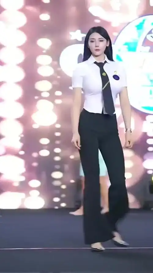 健美女神刘太阳,又去当裁判了,堪称最亮的一道风景线!