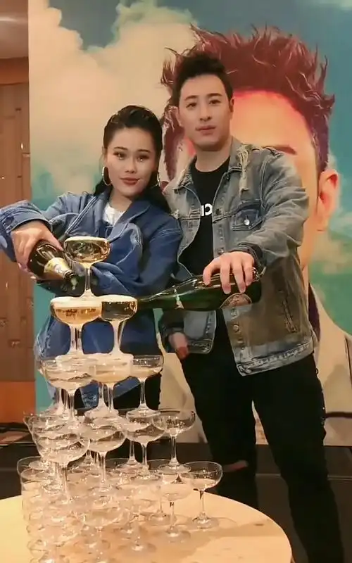 袁娅维潘玮柏,庆功宴