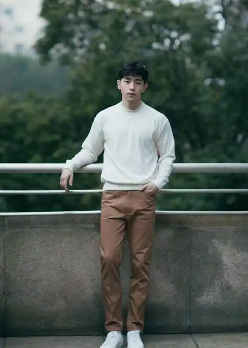 邓伦穿搭越来越大胆了,"娘炮粉"上身意外帅气,颜值才是硬道理_衬衫