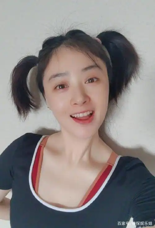 39岁蒋欣近照瘦出新高度巴掌脸天鹅颈超优越网友锁骨能撑船