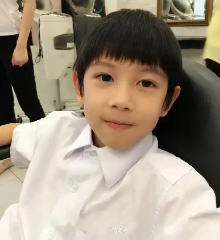 帅炸了胡静儿子剪板寸颜值高遭围观