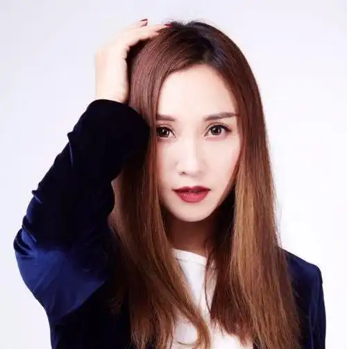 朱赤丹曾和2009年"上戏十大校草"赵琦鑫传出绯闻,传闻两人谈过