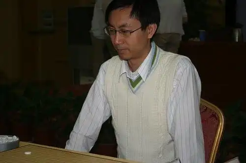 图文围棋团体赛次轮现场聚焦郑弘专注对局