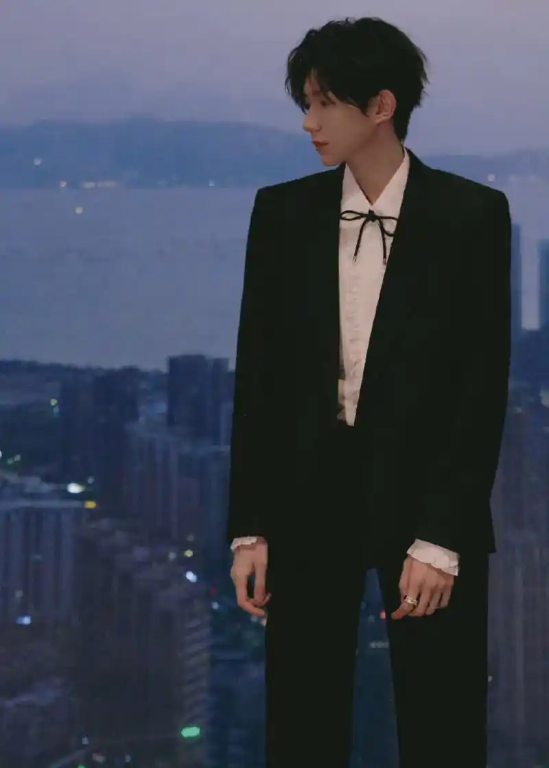 王源 × 芭莎慈善夜 锡纸烫中分 黑色西装 雅致绅士 矜贵小王子源源