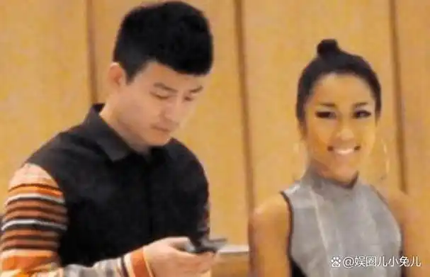 如果一切正常,他就是那位曾经与吉克隽逸交往过的前男友刘石坚.