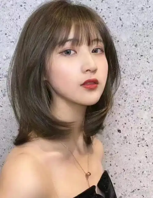 女生到肩膀的中长发有很多好看的发型,以下是部分推荐