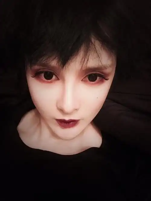 网红鼻祖沉珂发黑暗系自拍,30岁依然杀马特