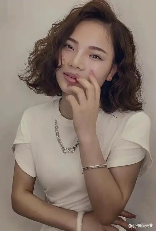 短发羊毛卷的外形软绵绵,给人很温暖的感觉,非常的洋气,带有港风的