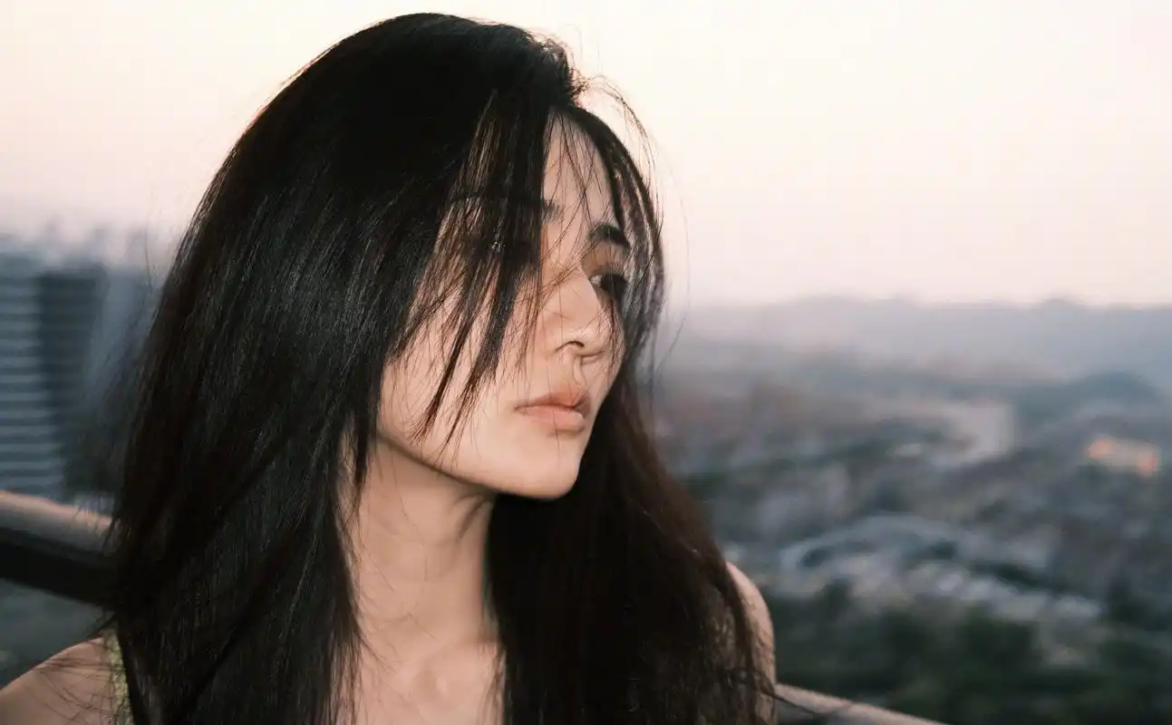 徐璐飘逸长发唯美风连衣裙写真