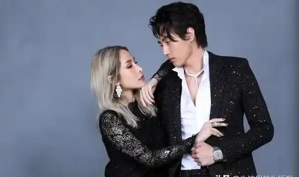 萧亚轩新恋情曝光,和小15岁混血帅哥约会,经纪人回应了