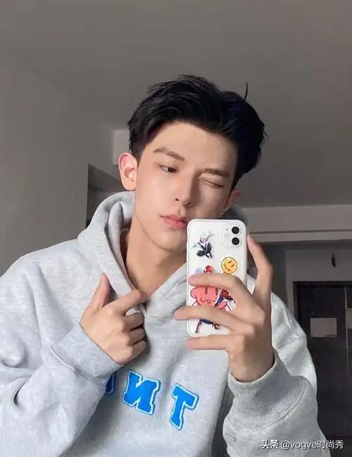 1,年轻人去理发店只会说"两边剪短"?2021备受欢迎的男士发型