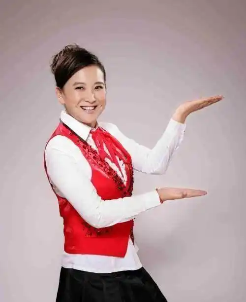 贾玲十年前少女感十足,清纯可爱身材匀称,如今圆润发福变化大!