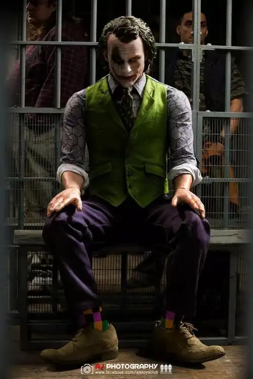 配上绿色马甲 很好地还原了小丑被囚禁时的造型