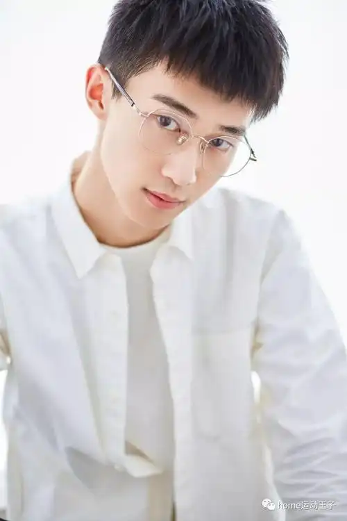 五官清秀帅气斯文,妥妥小帅哥,独特优雅男人范