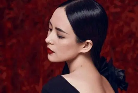 章子怡是骨相美人的标准脸,这个标准是三庭五眼四高三低,眉骨颧骨