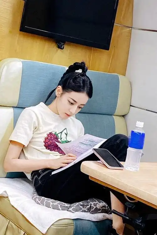 迪丽热巴八月行程安排出炉,已确定4场活动,顶流实力堪称一绝