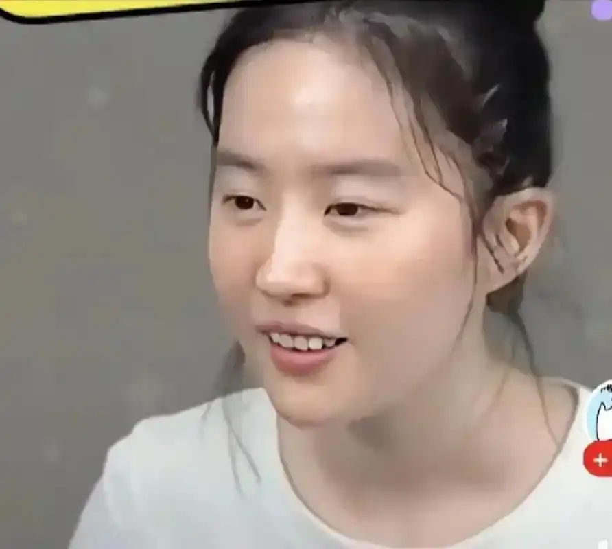 刘亦菲素颜照曝光引热议,网友惊呼"神仙姐姐"也下凡?