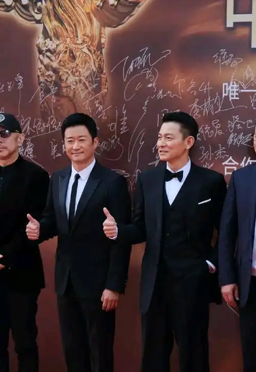 刘德华吴京亮相华表奖红毯,刘德华贴心为李雪健让c位,现场欢呼声_人物