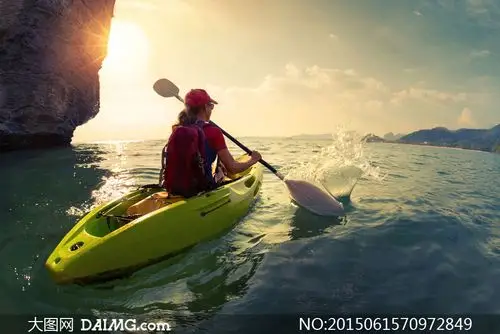 独自划着小艇的背包客摄影高清图片