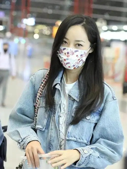 37岁韩雪少女感不减,穿牛仔装留黑长直气质清纯,素颜状态耐看