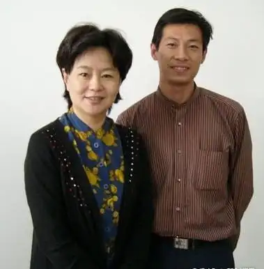 鞠萍的第一任老公姓将,但是并未曝光,两人最终因为因感情不和而离婚