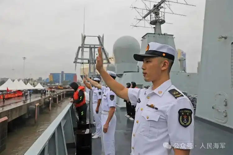 王远方 摄当日上午10时许悬挂"中坦友谊,地久天长"横幅的海军乌鲁木齐