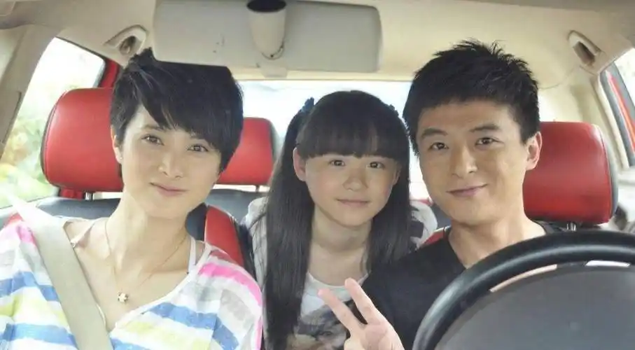 撞脸万茜曾黎,和靳东保剑锋谈过恋爱,今嫁导演一家三口很幸福_爱情