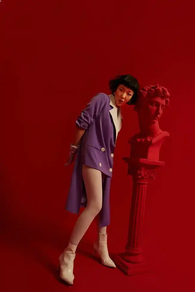 原创吴莫愁再现奇葩造型穿的抹胸像裙子头发也被tony烫成鸡窝