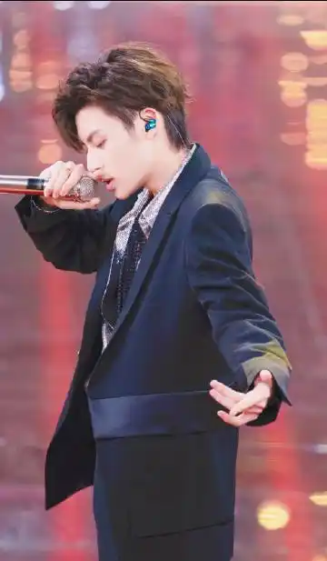 a 微关系 她的关注(71) lilghost超话艺术家工作室 小鬼-王琳凯全国后