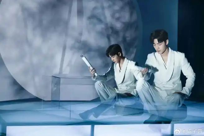 就是时尚芭莎的那张,还有这个抚琴的动作……#肖战王一博##王一博##肖