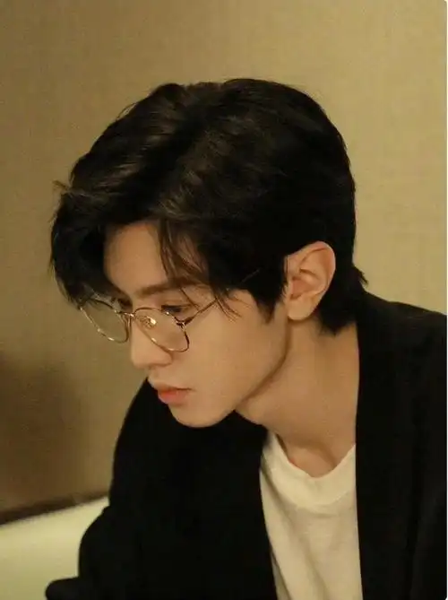 现偶男神们的造型小心机!男明星们的金丝眼镜造型__财经头条