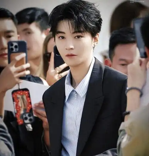 曝王俊凯养嫂子事件被实锤,与杨柳穿情侣装,人前避嫌人后黏一起|绯闻