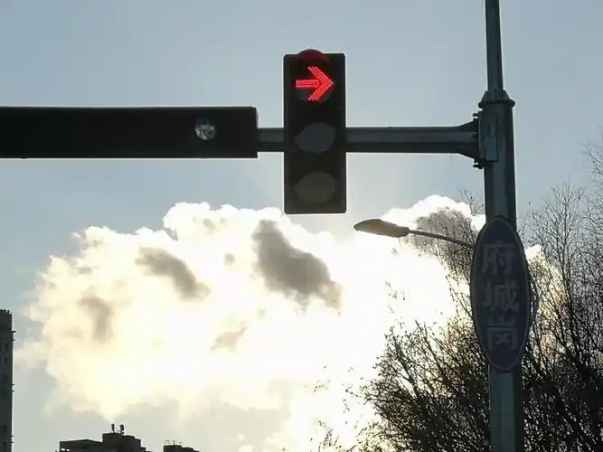 大庆车主注意:府城岗新设右转弯红灯,目前全市共3处此类灯岗……_信号