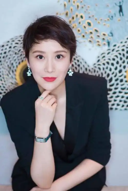 海清素颜现身亲友团回老家祭祖生图曝光本人十分显老