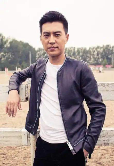 一些中老年妈妈也疯狂迷恋着靳东,渴望自己的老公能像他一样帅气儒雅.