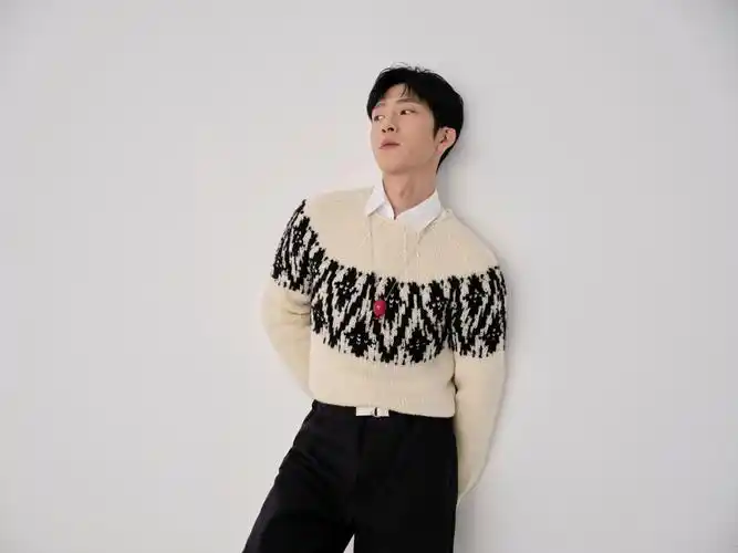 井柏然白色毛衣造型写真 身材挺拔气质干净纯粹_高清图集_新浪网